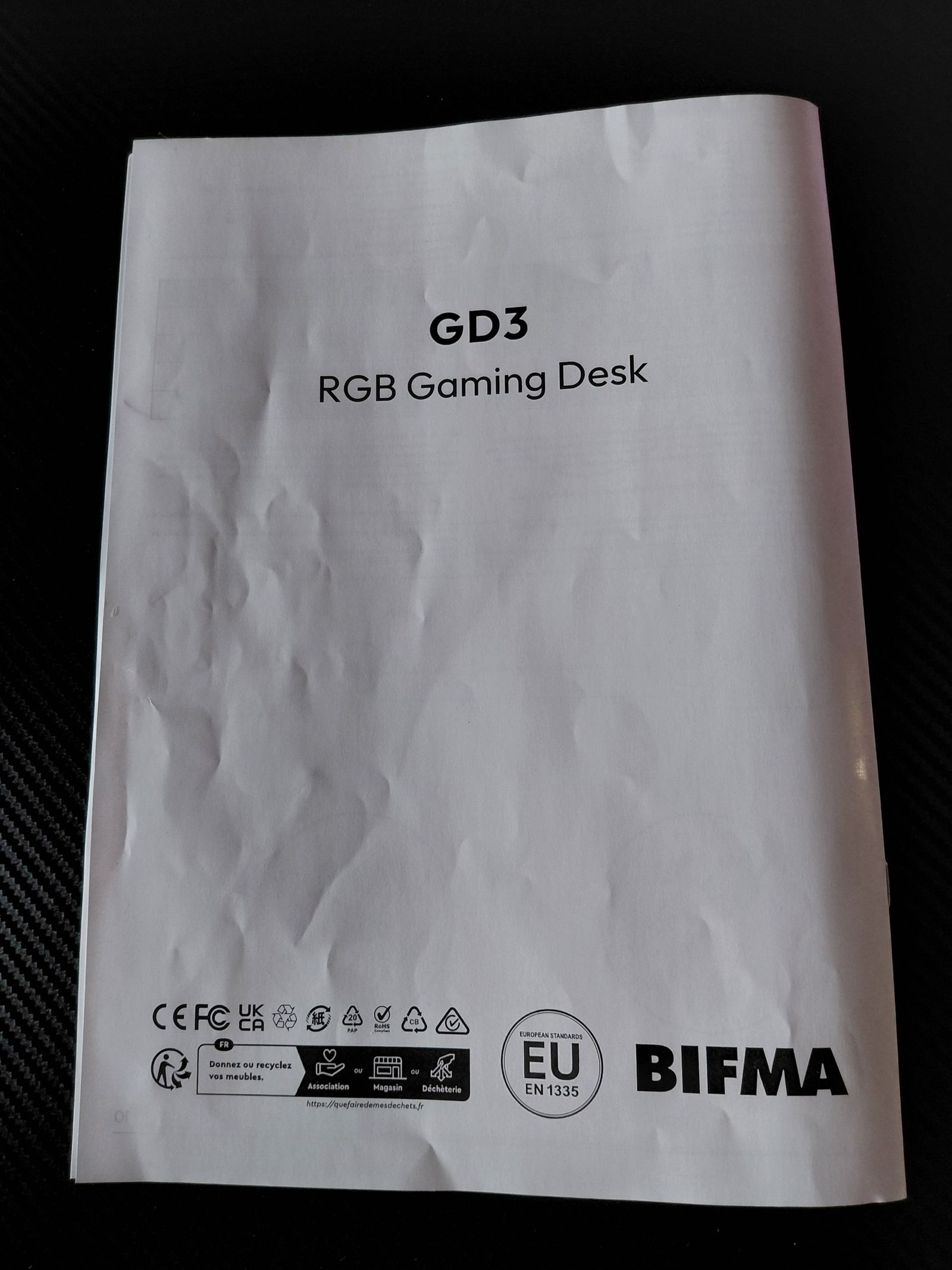 Manual del escritorio gamer AeroCool GD3 con los sellos de certificación BIFMA, CE, FCC, UKCA y RoHS